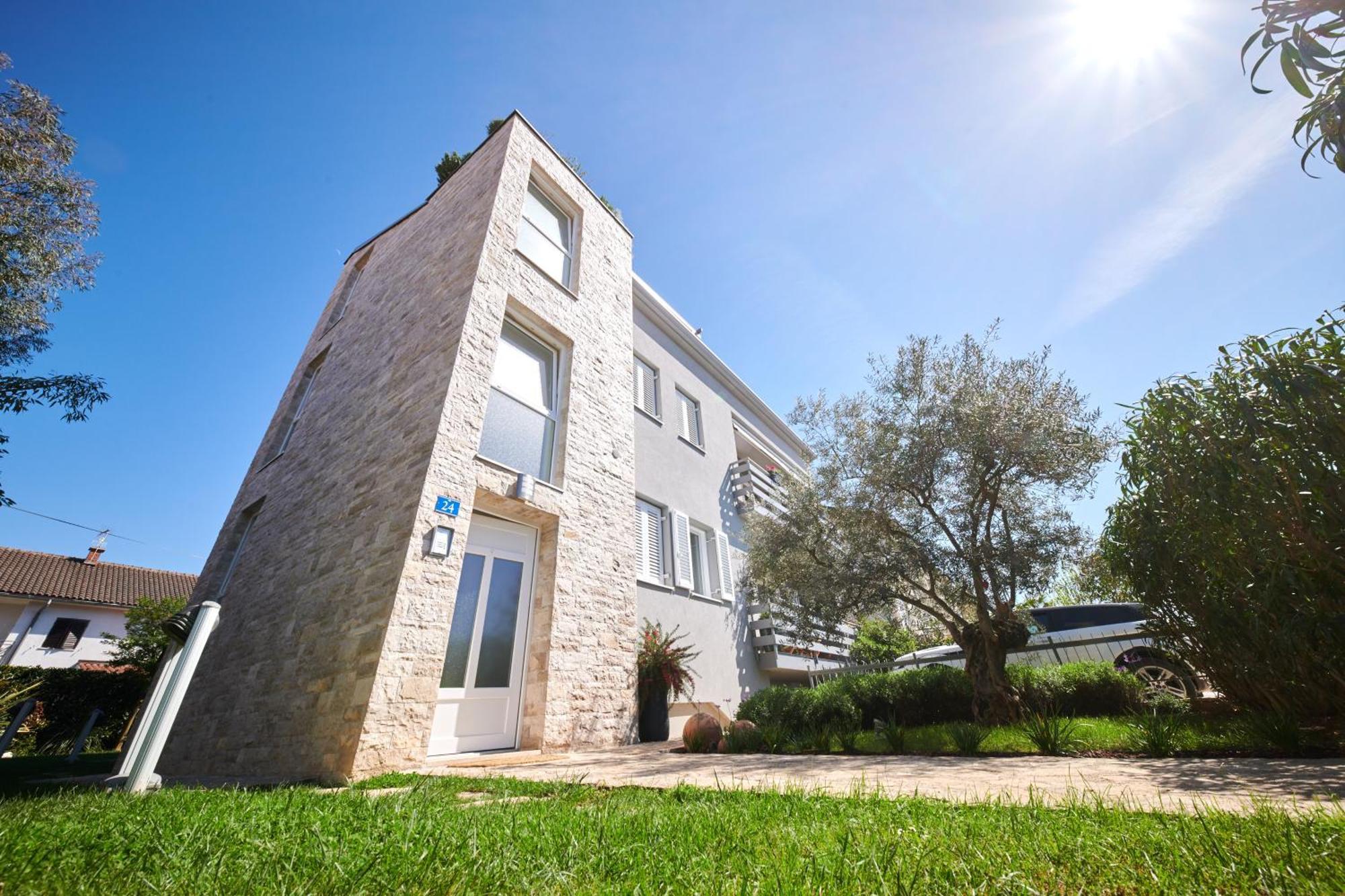 Mina'S Shine Apartment Umag Luaran gambar