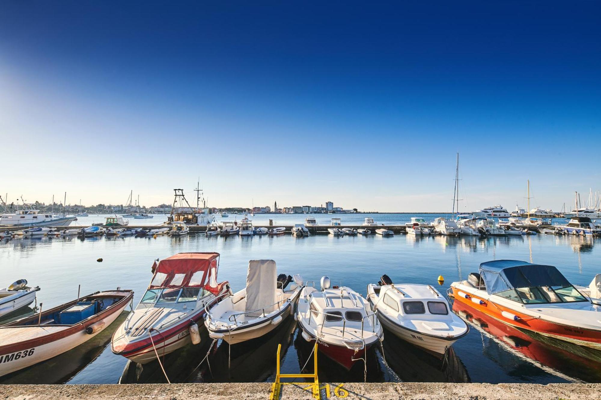 Mina'S Shine Apartment Umag Luaran gambar