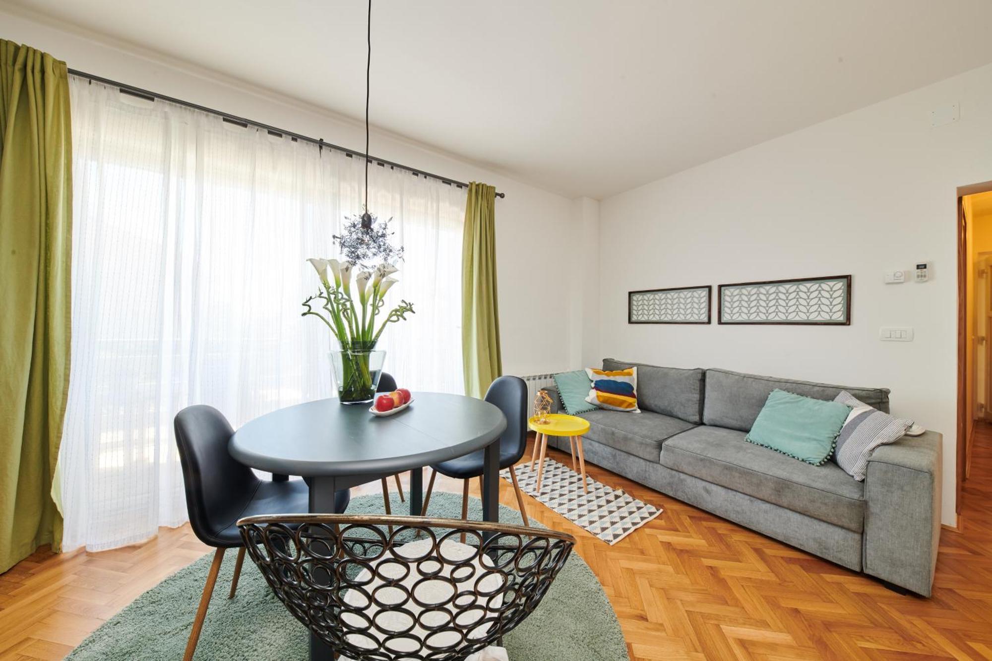 Mina'S Shine Apartment Umag Luaran gambar
