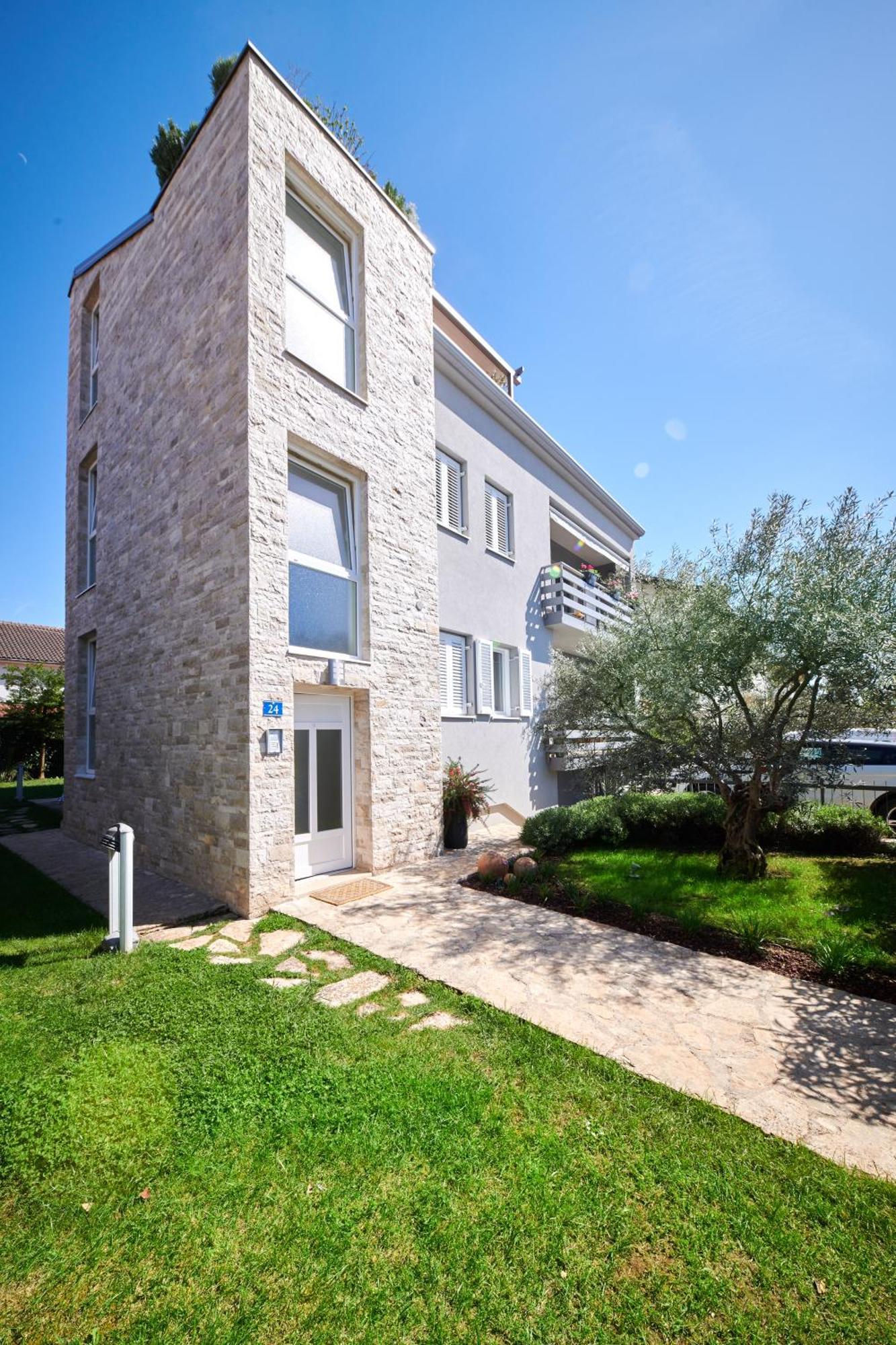 Mina'S Shine Apartment Umag Luaran gambar
